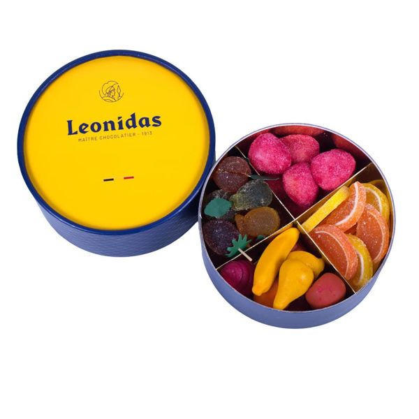 Χάρτινη μπλέ καπελιέρα με κίτρινο καπάκι και 1 κιλό αμυγδαλόπαστα (marzipan) και pates de fruit (ζελεδάκια φρούτων) Leonidas