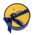 Χάρτινη μπλέ καπελιέρα με κίτρινο καπάκι και 790 γρ σοκολατάκια τρουφάκια (perles) Leonidas