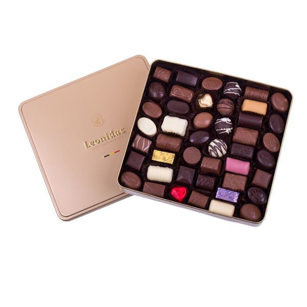 Τετράγωνο χρυσό μεταλλικό κουτί με 670 γρ. ποικιλία σοκολατάκια Leonidas