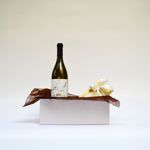 Χάρτινο κουτί με σοκολατάκια Leonidas και κρασί Χατζηδακη Σκυταλη