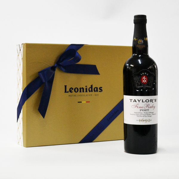 Χρυσή χάρτινη κασετίνα πολυτελείας με 1,15 κιλά σοκολατάκια Leonidas & 1 Taylor's Fine Ruby Port