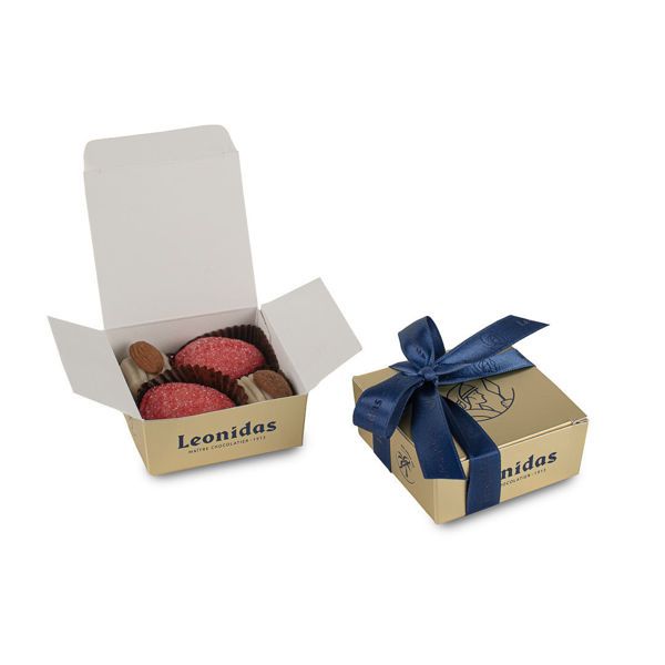 Μίνι χάρτινο κουτάκι σε χρυσό χρώμα με 4 αμυγδαλόπαστες (marzipan) Leonidas & κορδέλα