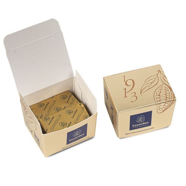 Μίνι χάρτινο κουτάκι σε χρύσο χρώμα με 2 σοκολατάκια gianduja Leonidas