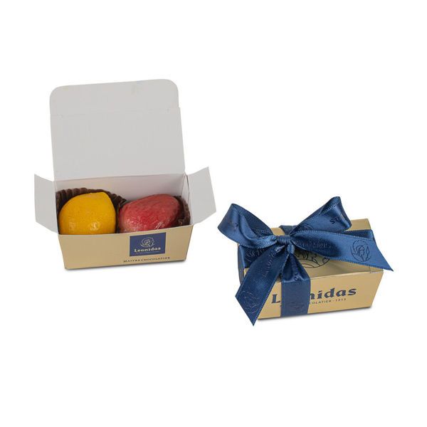 Μίνι χάρτινο κουτάκι σε χρυσό χρώμα με 2 αμυγδαλόπαστες (marzipan) σε σχήμα φρούτων Leonidas  & κορδέλα