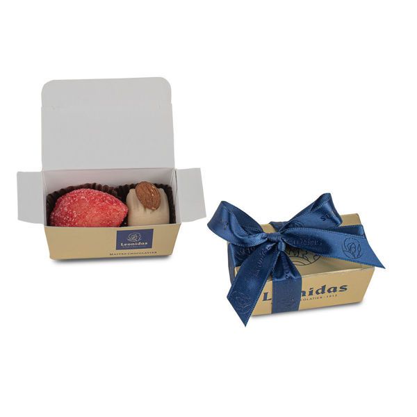 Μίνι χάρτινο κουτάκι σε χρυσό χρώμα με 2 αμυγδαλόπαστες (marzipan) Leonidas & κορδέλα