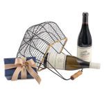 Μεταλλικό καλάθι με σοκολατάκια Leonidas και Γαλλικά κρασιά Οίκου  Chateau De Saint Cosme