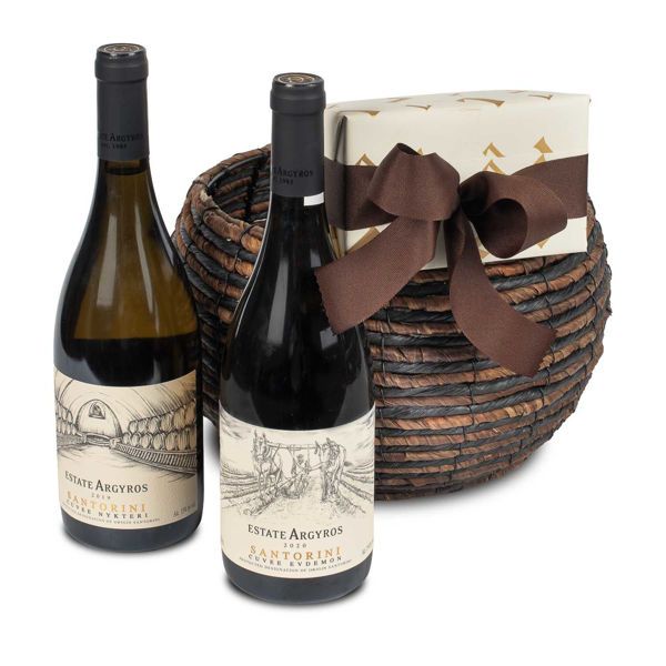 Ψάθινο καλαθι με κρασιά Αργυρού Σαντορίνης και σοκολατάκια Leonidas