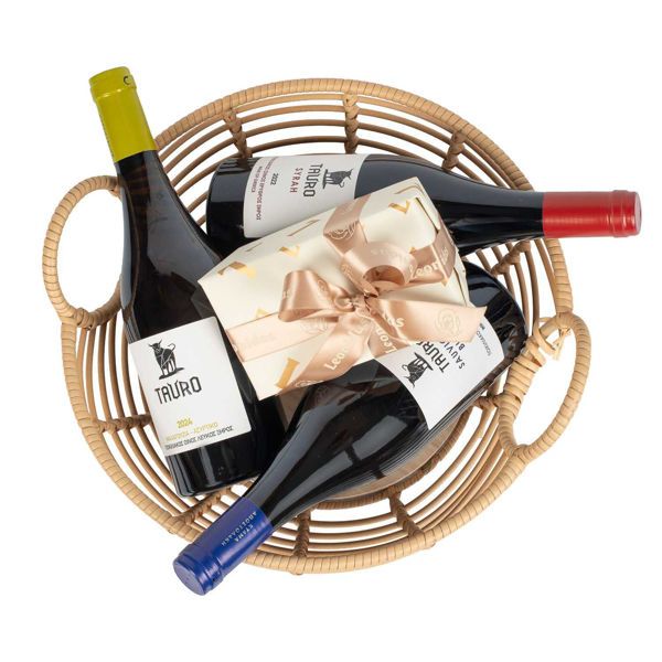 Καλάθι με κρασιά Αποστολάκη Tauro και σοκολατάκια Leonidas
