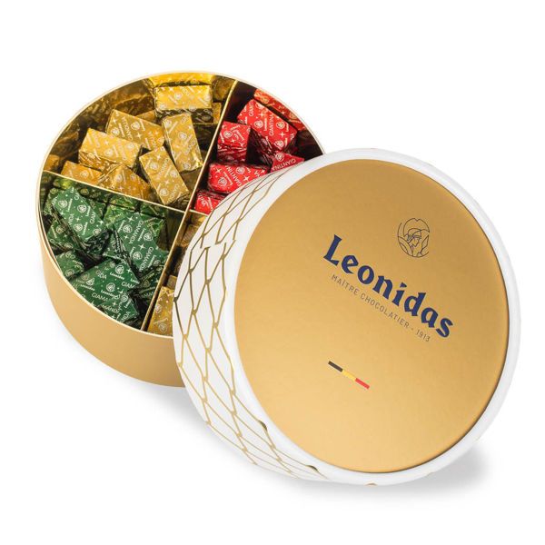 Χάρτινη λευκή καπελιέρα με χρυσό καπάκι και 780 γρ. σοκολατάκια  Gianduja, Giantina, Giamanda με Χριστουγεννιάτικο περιτύλιγμα