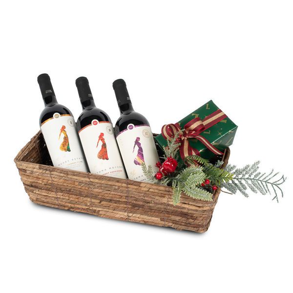 Ψάθινο καλάθι με χριστουγεννιάτικο αμπαλάζ, κρασιά Κτήμα Μπουσών και 500 γρ. σοκολατάκια Leonidas