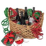 Ψάθινο καλάθι με χριστουγεννιάτικο αμπαλάζ, κρασιά Αργυρίου και 1 κιλό σοκολατάκια Leonidas