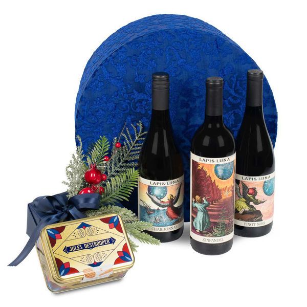 Βελούδινη καπελιέρα με χριστουγεννιάτικο αμπαλάζ, με κρασιά Αμερικής Lapis Luna, μπισκότα Destrooper και 500 γρ. σοκολατάκια Leo