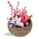 Ψάθινο καλάθι με χριστουγεννιάτικο αμπαλάζ, κρασιά Κτήμα Αποστολάκη και 750 γρ. σοκολατάκια Leonidas