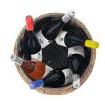 Ψάθινο καλάθι με χριστουγεννιάτικο αμπαλάζ, κρασιά Κτήμα Αποστολάκη και 750 γρ. σοκολατάκια Leonidas