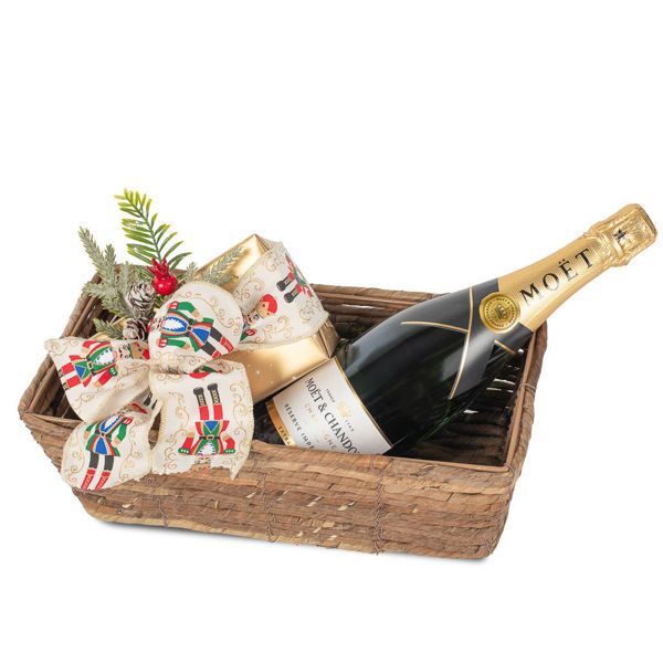 Ψάθινο καλάθι με χριστουγεννιάτικο αμπαλάζ, σαμπάνια Moet & Chandon και 750 γρ. σοκολατάκια Leonidas