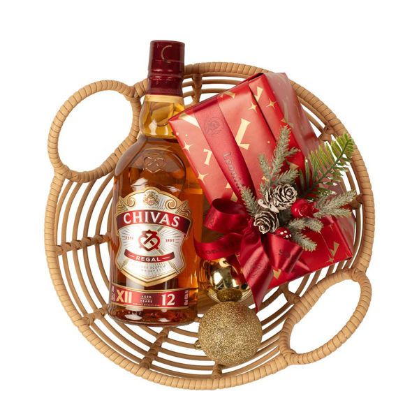 Δίσκος Polyrattan με ουίσκυ Chivas 12 Years και 1 κιλό σοκολατάκια Leonidas