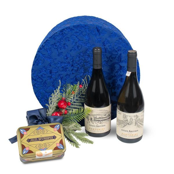 Βελούδινη καπελιέρα με κρασιά Αργυρού Σανορίνης μπισκότα Destrooper και 500 γρ. σοκολατάκια Leonidas