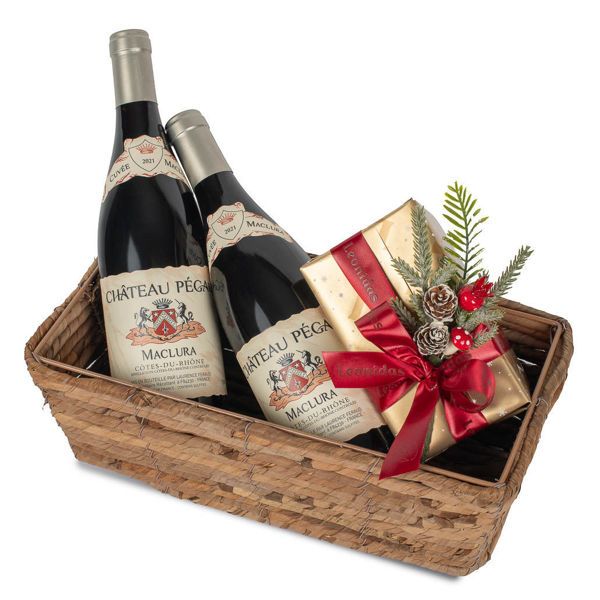 Ψάθινο καλάθι με χριστουγεννιάτικο αμπαλάζ, κρασιά Γαλλίας Cotes du Rhone Chateau Pegau και 500 γρ. σοκολατάκια Leonidas