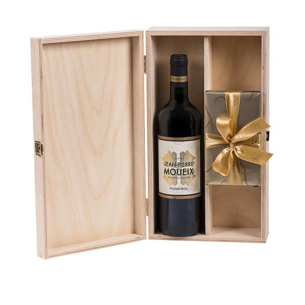 Ξύλινο κουτί με Γαλλικό κρασί Jean Pierre Moueix Pomerol και σοκολατάκια Leonidas
