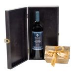 Ξύλινο κουτί με Ελληνικό κρασί και σοκολατάκια Leonidas