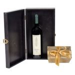 Ξύλινο κουτί με Ιταλικό κρασί Barbaresco και σοκολατάκια Leonidas