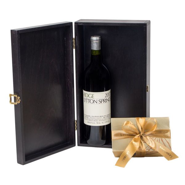 Ξύλινο κουτί με κρασί Αμερικής και σοκολατάκια Leonidas
