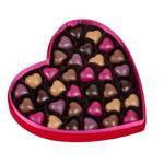 Βελούδινη καρδιά με βελούδινη κορδέλα με 320 γρ  σοκολατένιες καρδούλες