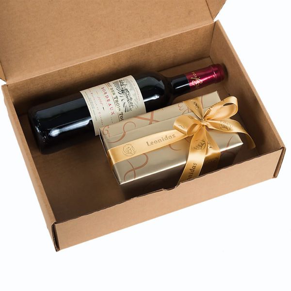 Χάρτινο κουτί με Γαλλικό κρασί Chateau Des Trois Tours Bordeaux & σοκολατάκια Leonidas