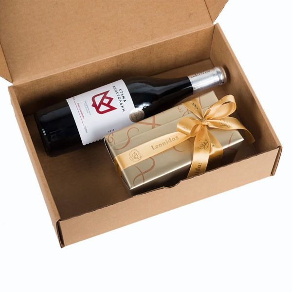 Χάρτινο κουτί με κόκκινο κρασί Οικογενείας Αποστολάκη & σοκολατάκια Leonidas
