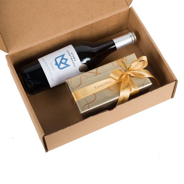 Χάρτινο κουτί με λευκό κρασί Οικογενείας Αποστολάκη & σοκολατάκια Leonidas