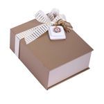 Χάρτινο κουτί με λικέρ Πολυκαλά βυσσινο, tentura και σοκολατάκια Leonidas