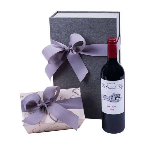 Χάρτινο κουτί με σοκολατάκια Leonidas & κρασί Chateau La Tour De By