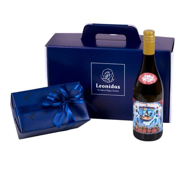 Χάρτινο κουτί Leonidas με σοκολατάκια και  Γαλλικό λευκό κρασί Ροδανού La Vieille Ferme