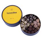 Χάρτινη μπλέ καπελιέρα με κίτρινο καπάκι και 790 γρ σοκολατάκια τρουφάκια (perles) Leonidas