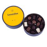 Χάρτινη μπλέ καπελιέρα με κίτρινο καπάκι και 400 γρ ποικιλία σοκολατάκια Leonidas