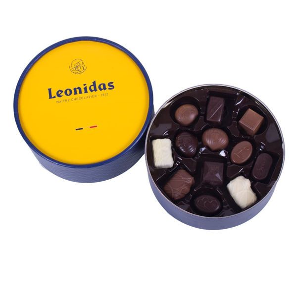 Χάρτινη μπλέ καπελιέρα με κίτρινο καπάκι και 400 γρ ποικιλία σοκολατάκια Leonidas