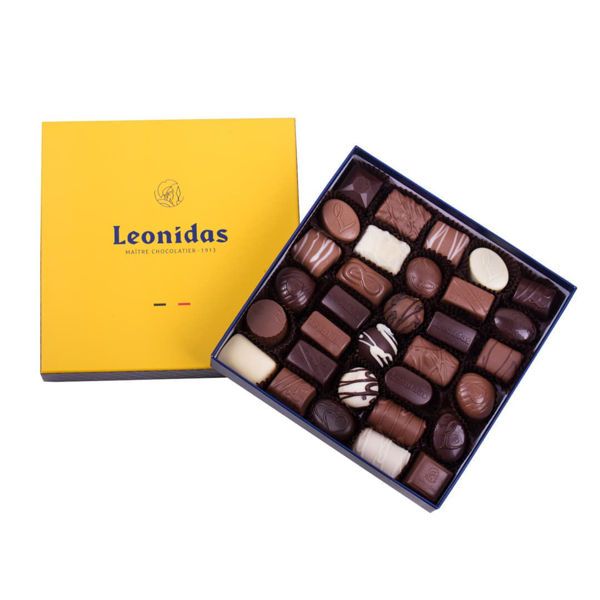 Χάρτινο κίτρινο τετράγωνο κουτί Heritage M με 480 γρ. ποικιλία σοκολατάκια Leonidas