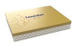 Χρυσό χάρτινο κουτί πολυτελείας με 1,088 κιλά σοκολατένια τρουφάκια Leonidas
