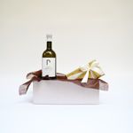 Χάρτινο κουτί με σοκολατάκια Leonidas και κρασί Σαντορίνης Τρια Αμπελια
