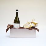 Χάρτινο κουτί με σοκολατάκια Leonidas καί κρασί Σαντορίνης Χατζηδάκη Ραμπελιά