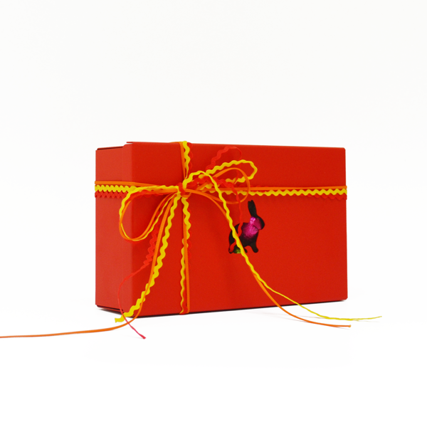 Μεταλλικό κουτί σε κόκκινο χρώμα με 720 γρ σοκολατένια αυγουλάκια Leonidas