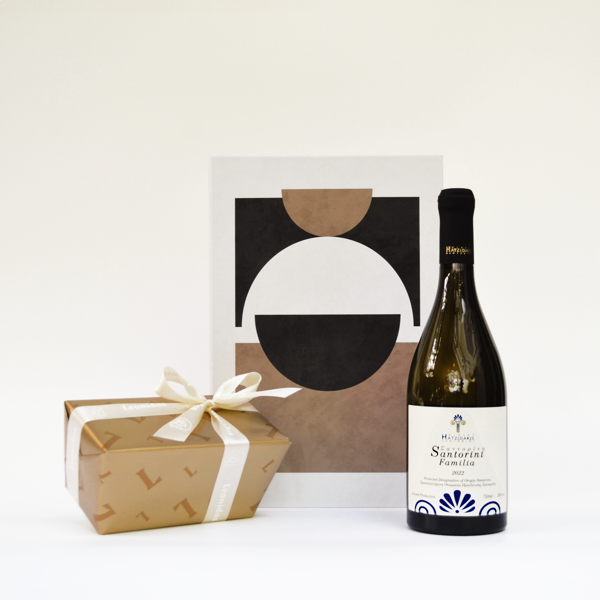 Χάρτινο κουτί με σοκολατάκια Leonidas και λευκό κρασί Σαντορίνης Χατζηδάκη Familia 2022