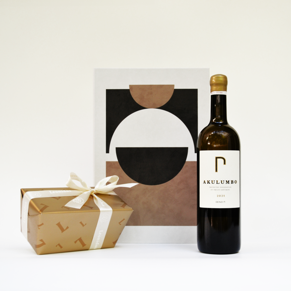 Χάρτινο κουτί με σοκολατάκια Leonidas και κρασί Σαντορίνης Aκulumbo