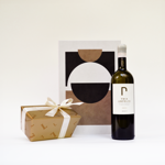 Χάρτινο κουτί με σοκολατάκια Leonidas και κρασί Σαντορίνης Τρια Αμπελια