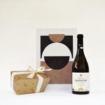 Χάρτινο κουτί με σοκολατάκια Leonidas και κρασί Σαντορίνης Χατζηδακη Cuvee No 15 2022