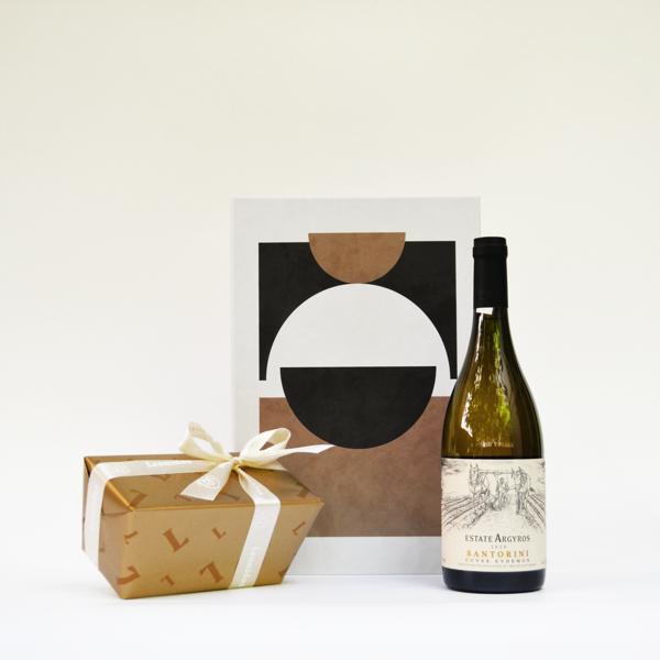 Χάρτινο κουτί με σοκολατάκια Leonidas και κρασί Σαντορίνης Αργυρού Κτήμα Cuvee Evdemon