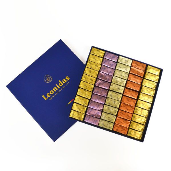 Χάρτινο μπλέ τετράγωνο κουτί Heritage M με 1,130 γρ. σοκολατάκια gianduja, giantina, giamanda Leonidas
