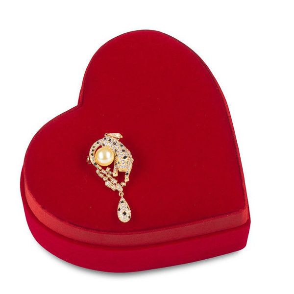 Βελούδινη καρδιά με καρφίτσα πάνθηρας και 250 γρ σοκολατάκια Leonidas