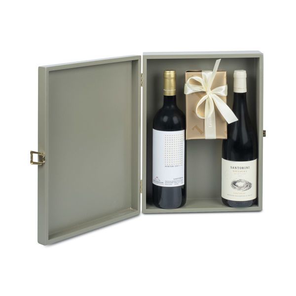 Ξύλινο κουτί με κρασιά Σαντορινης Καραμολεγκος και σοκολατάκια Leonidas