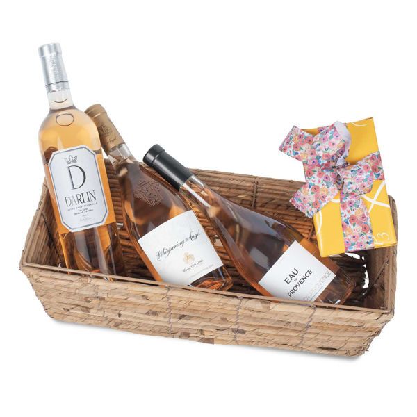 Ψάθινο καλάθι με ροζέ κρασιά και σοκολατάκια Leonidas